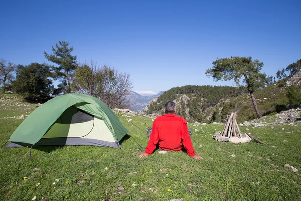 Hiker standing on top of the mountain with valley on the background. — Stock Photo, Image