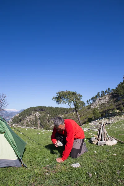 Escursionista in piedi sulla cima della montagna con valle sullo sfondo . — Foto Stock