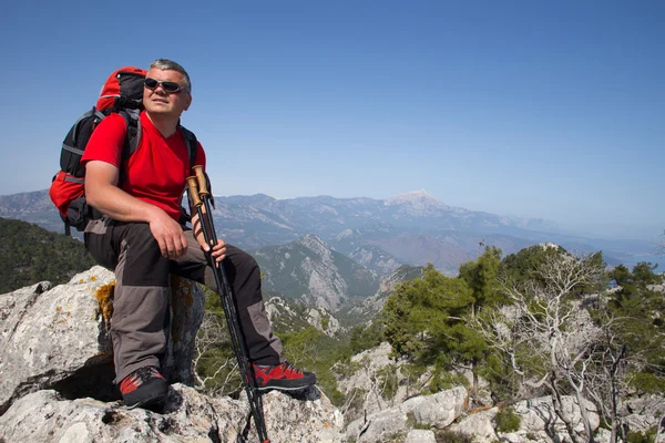 Arka planda Vadisi ile dağın tepesinde duran uzun yürüyüşe çıkan kimse. — Stok fotoğraf