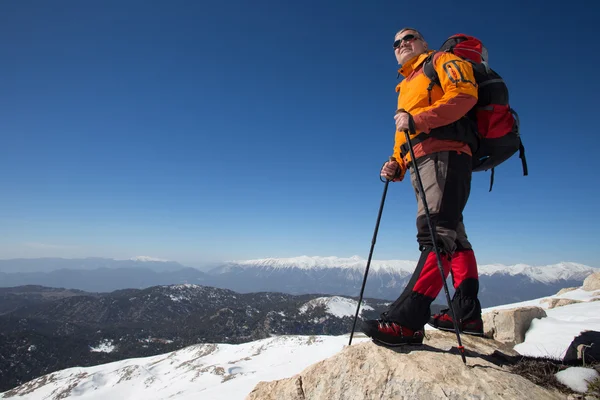 Winter hiking in the mountains on snowshoes with a backpack and tent. — Stock Photo, Image