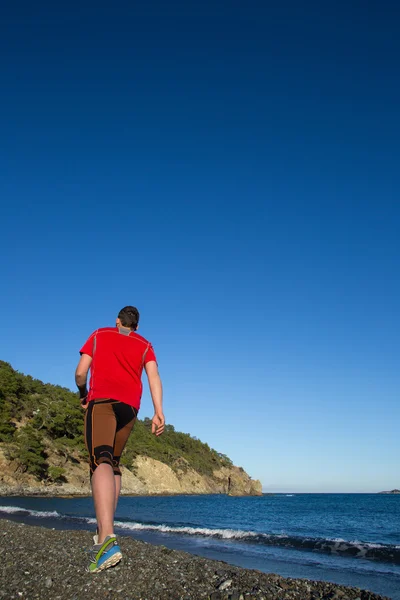 Trail Runner trainiert Ausdauerlauf auf felsigen Bergen gelben Sandpfad in der Natur. — Stockfoto