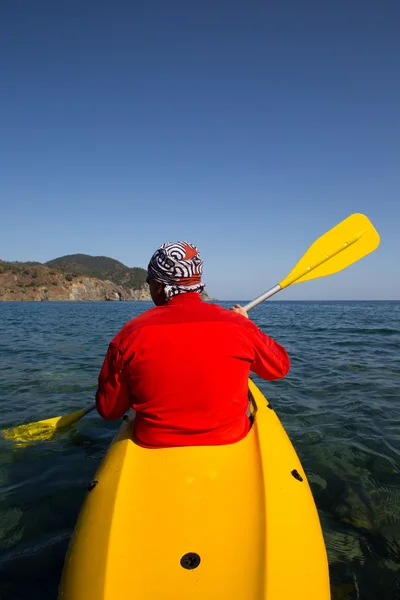 Ung kaukasisk man kajakpaddling i havet på Maldiverna — Stockfoto