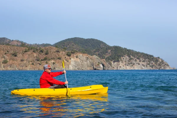 Joven hombre caucásico kayak en el mar en Maldivas — Foto de Stock