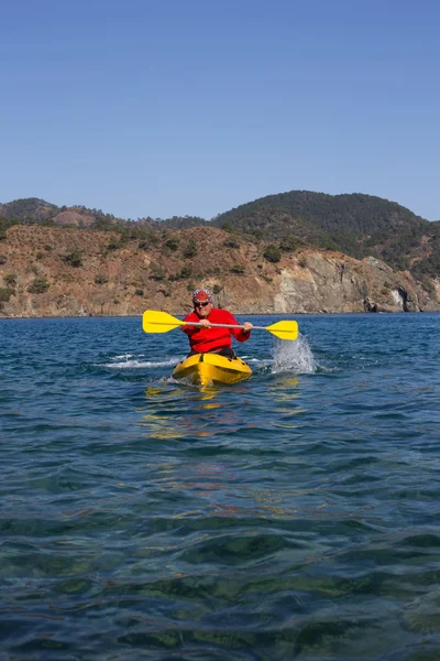 Genç beyaz adam Maldivler 'de denizde kayak yapıyor. — Stok fotoğraf