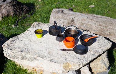 dağın tepesinde kamp.