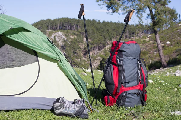 Zelten auf dem Berggipfel. — Stockfoto