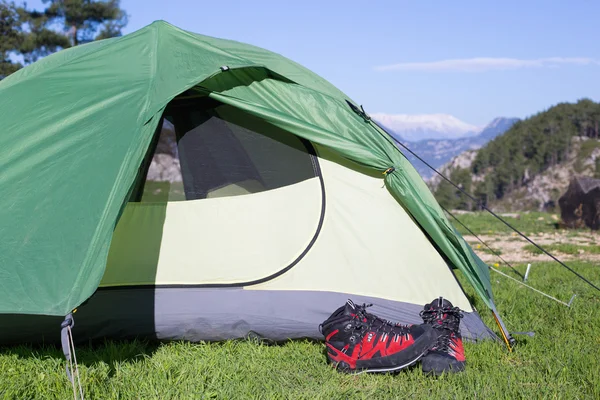 Zelten auf dem Berggipfel. — Stockfoto