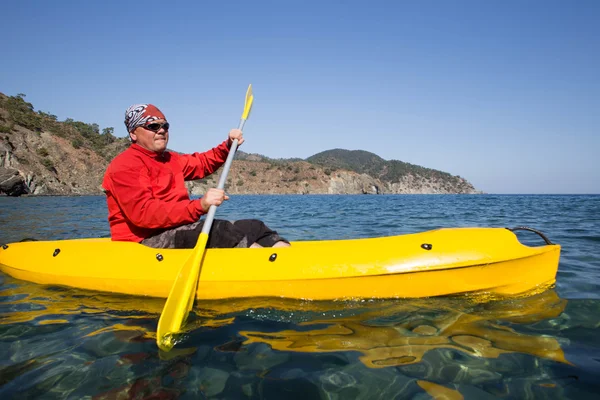 Young caucasian man kayaking in sea at Maldives. — Stock Photo, Image