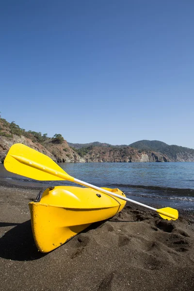 Camping på stranden, tältet är på stranden, kajak står bredvid tältet. — Stockfoto