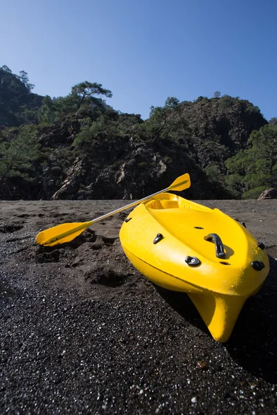 Zelten am Meer, Zelt am Strand, Kajak neben dem Zelt. — Stockfoto