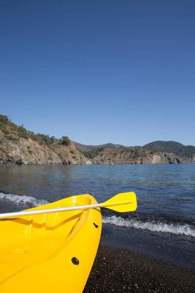 Camping au bord de la mer, la tente est sur la plage, kayak se tient à côté de la tente . — Photo