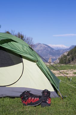 dağın tepesinde kamp.