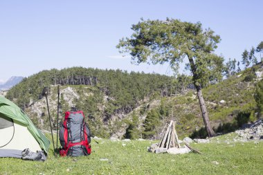dağın tepesinde kamp.