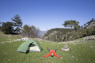 Arka planda Vadisi ile dağın tepesinde duran uzun yürüyüşe çıkan kimse.