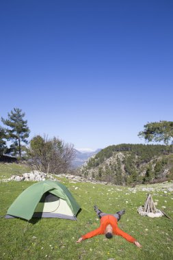Arka planda Vadisi ile dağın tepesinde duran uzun yürüyüşe çıkan kimse.