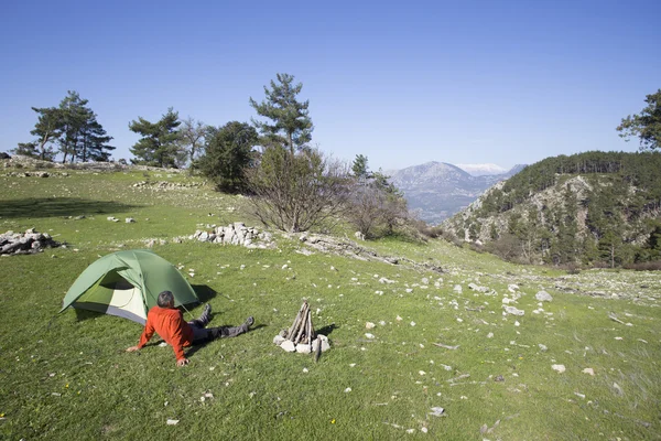 Wanderer auf dem Gipfel des Berges mit Tal im Hintergrund. — Stockfoto