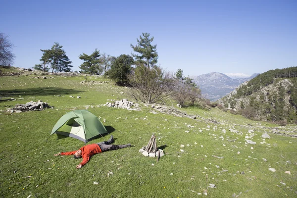 Wanderer auf dem Gipfel des Berges mit Tal im Hintergrund. — Stockfoto