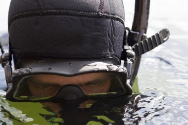 Sualtı avcısı sea.underwater avcı mask.close kadar silahlı içine dalış