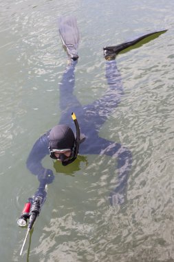 Sualtı avcısı sea.underwater avcı mask.close kadar silahlı içine dalış