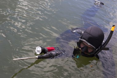 Sualtı avcısı sea.underwater avcı mask.close kadar silahlı içine dalış