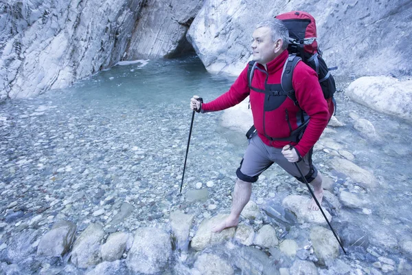 L'homme entre dans la rivière dans le canyon . — Photo