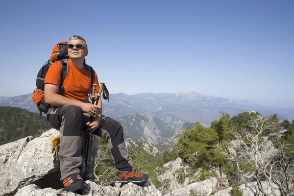 Un viaggiatore si trova sulla cima di una montagna e si affaccia sul mare . — Foto Stock