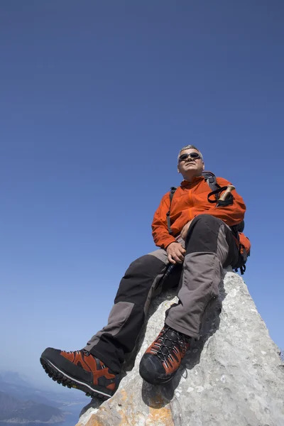 Un viaggiatore si trova sulla cima di una montagna e si affaccia sul mare . — Foto Stock