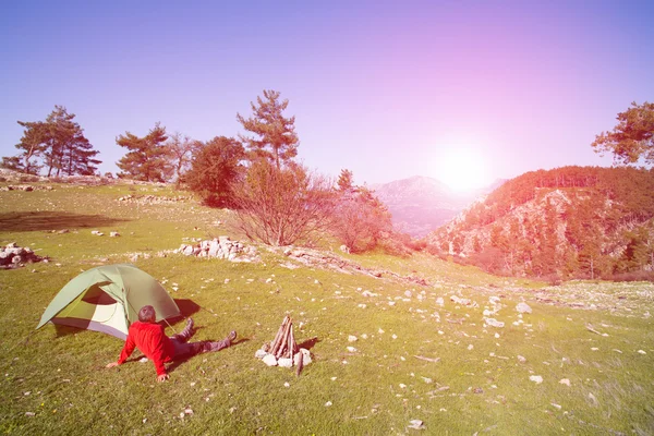 여행자는 산 꼭대기에 해돋이에 보인다. 새벽 산에. — 스톡 사진