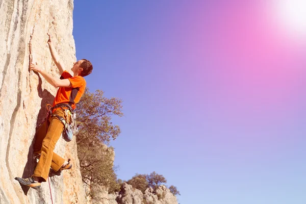 Jovem alpinista pendurado por um penhasco. — Fotografia de Stock