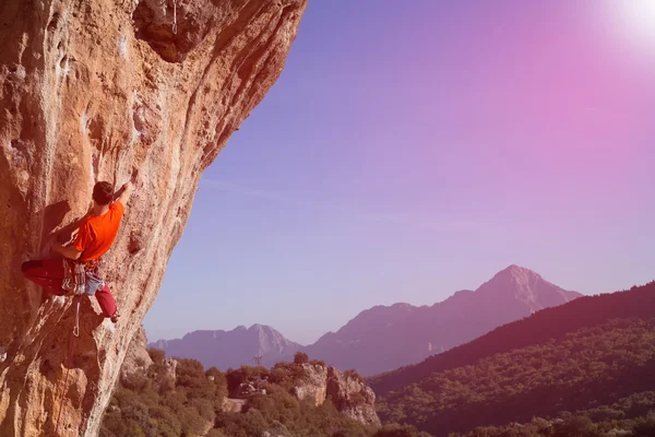 年轻的登山者挂在悬崖边. — 图库照片