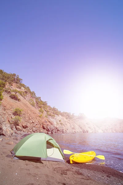 Kempování na pláži. Kajak na pláži slunečného dne. — Stock fotografie