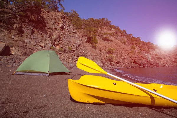 Campeggio sulla spiaggia.Kayak sulla spiaggia in una giornata di sole . — Foto Stock