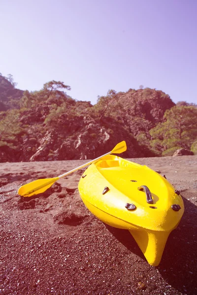 Kemping a strandon. Kajak a parton, egy napsütéses napon. — Stock Fotó