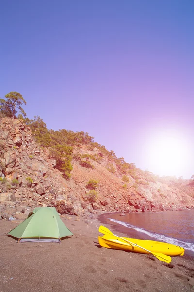 Campeggio sulla spiaggia.Kayak sulla spiaggia in una giornata di sole . — Foto Stock