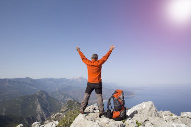 Gezgin bir dağın tepesinde güneş doğarken görünüyor. Dawn dağlarda.