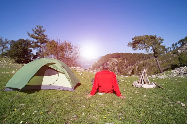 The traveler looks at sunrise on a mountaintop.Dawn in the mountains. — Stock Photo, Image