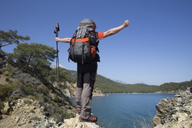 Gezgin bir dağın tepesinde güneş doğarken görünüyor. Dawn dağlarda.