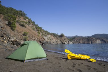 Deniz kayağı tarafından kamp çadırı yanında mı.