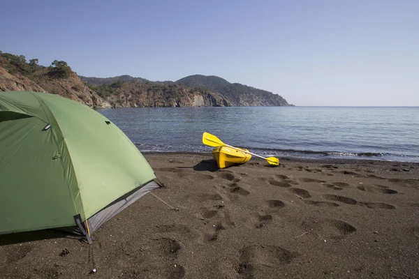 Camping av havskajak är bredvid tältet. — Stockfoto