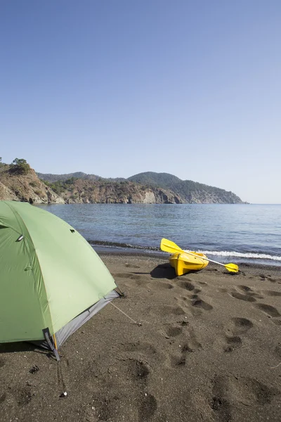 Camping av havskajak är bredvid tältet. — Stockfoto