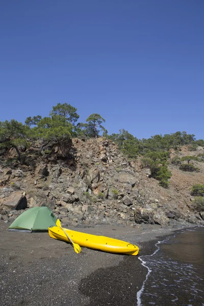 Campeggio in riva al mare kayak si trova accanto alla tenda . — Foto Stock