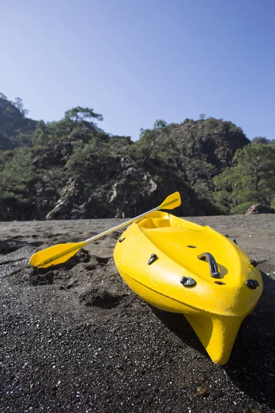 Kayak est sur la plage dans le contexte des montagnes . — Photo