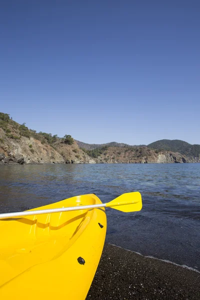 Kayak is on the beach against the backdrop of the mountains. — Stock Photo, Image