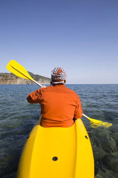 Un homme voyageant en kayak de mer . — Photo