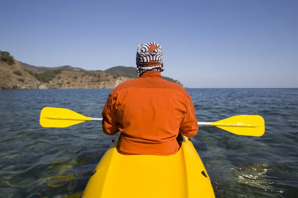 Un hombre que viaja en kayak de mar . — Foto de Stock