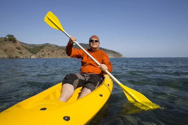 Un homme voyageant en kayak de mer . — Photo