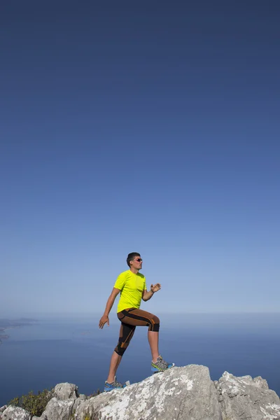 Trail Running Athlet Männertraining für Fitness und Marathon leben gesunden Lebensstil draußen in schöner Landschaft auf der großen Insel. — Stockfoto