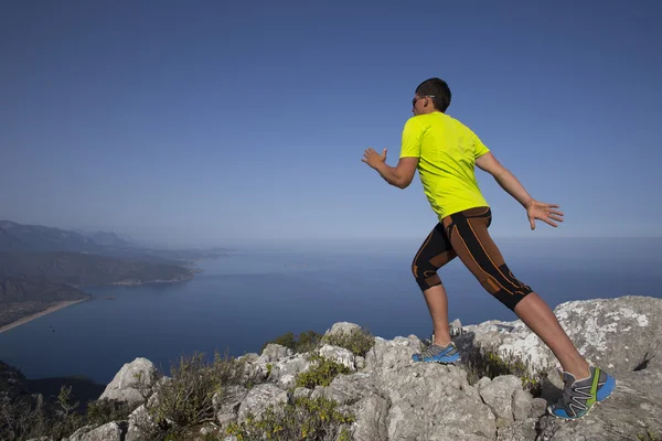 Trail Running Athlet Männertraining für Fitness und Marathon leben gesunden Lebensstil draußen in schöner Landschaft auf der großen Insel. — Stockfoto