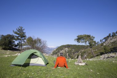 Arka planda Vadisi ile dağın tepesinde duran uzun yürüyüşe çıkan kimse.