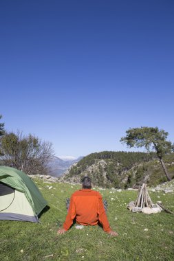 Arka planda Vadisi ile dağın tepesinde duran uzun yürüyüşe çıkan kimse.